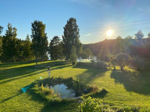 Sjöutsikt, Röd trästuga med traditionellt yttre Skandinavisk, modernt inre och alla bekvämligheter, Sol hela dagen på stora altanen, Tryggt, Vinterbonat, Fiske, Båt