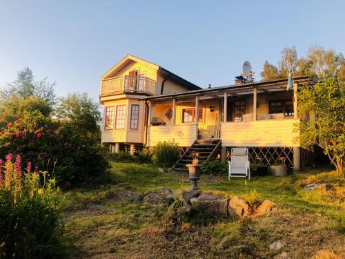 Pleasant accommodation with its own beach located along the Jungfrukusten